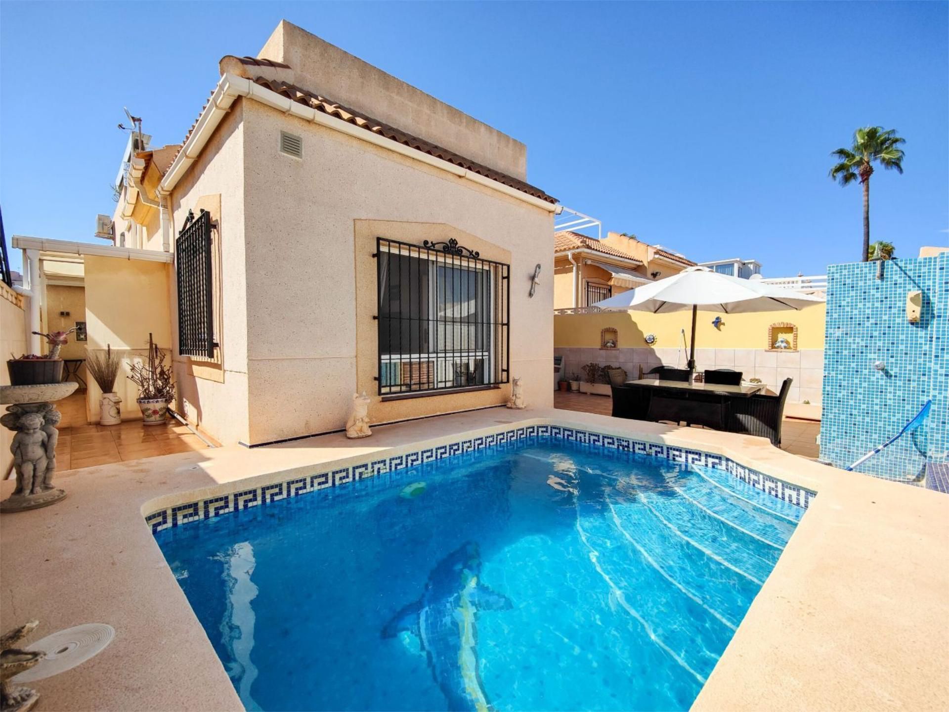 Swimming pool of House or chalet for sale in Torrevieja  with Air Conditioner, Terrace and Swimming Pool