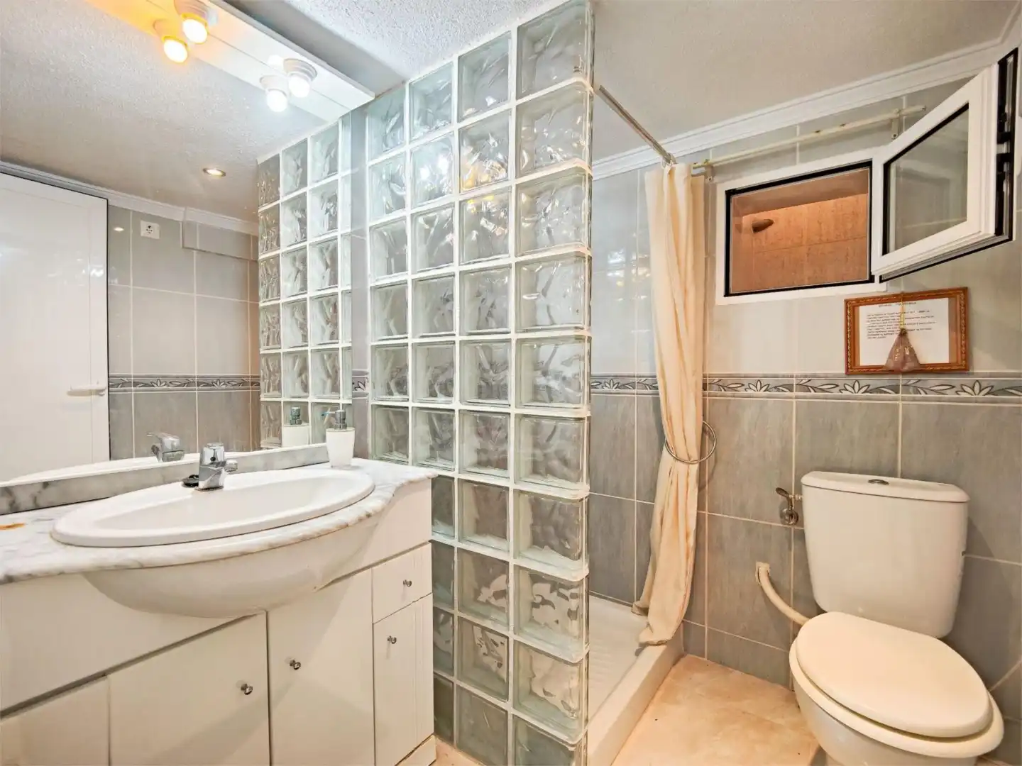 Houses for sale in Calle Manuel Espinosa Maciá, 27, Zona los Frutales Bathroom of Houses for sale in Torrevieja with Air Conditioner, Terrace and Swimming Pool