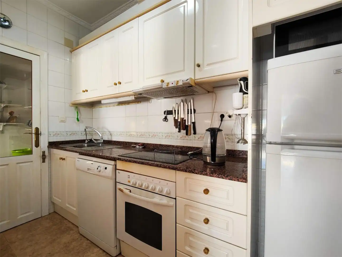 Houses for sale in Calle Manuel Espinosa Maciá, 27, Zona los Frutales Kitchen of Houses for sale in Torrevieja with Air Conditioner, Terrace and Swimming Pool