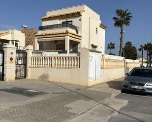 Vista exterior de Casa o xalet de lloguer en Guardamar del Segura amb Aire condicionat, Jardí privat i Terrassa