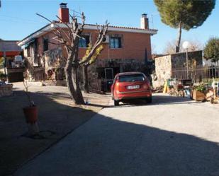 Vista exterior de Casa adosada en venda en Cedillo del Condado amb Terrassa i Piscina