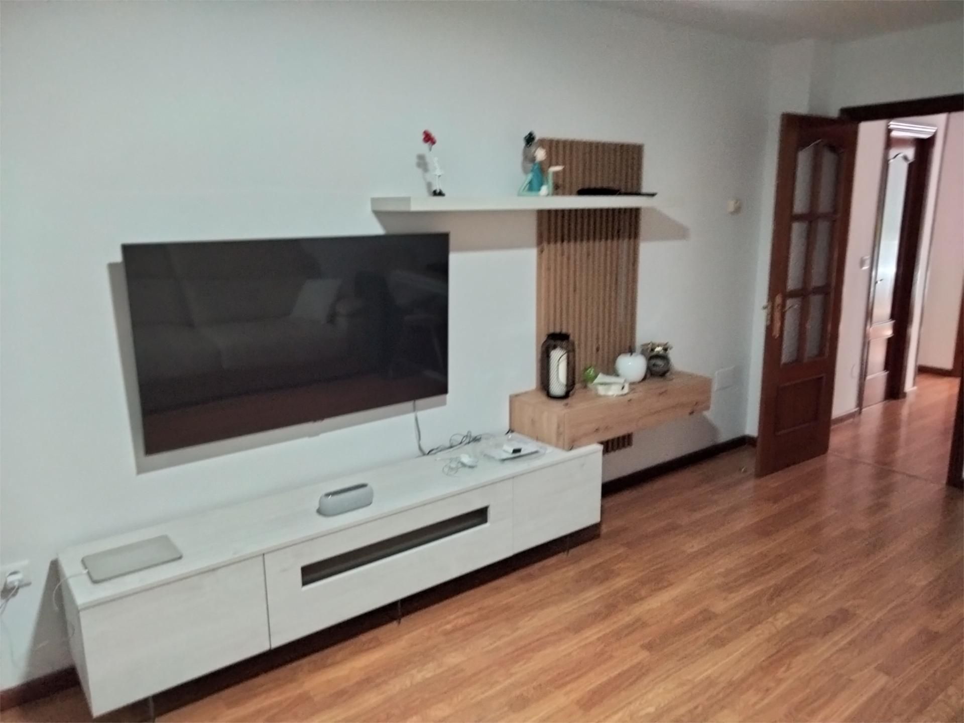 Sala d'estar de Pis per a compartir en Mieres (Asturias) amb Calefacció, Parquet i Moblat
