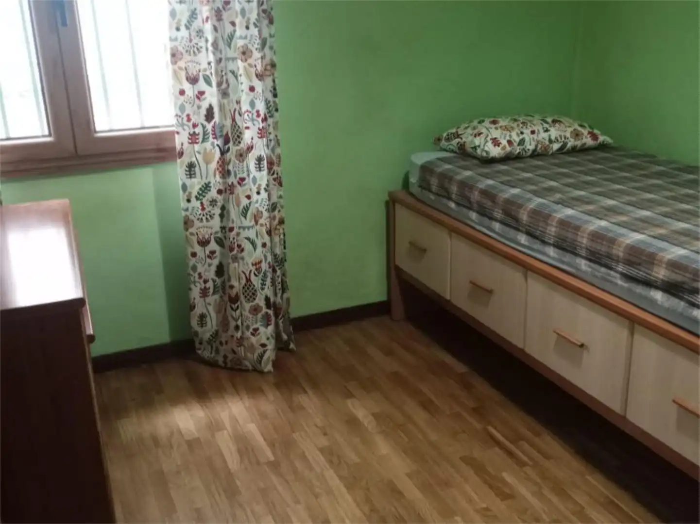 Piso en venta en Avenida Cristo de las Cadenas, 49, Montecerrao Habitación de Piso en venta en Oviedo con Parquet, Terraza y Trastero
