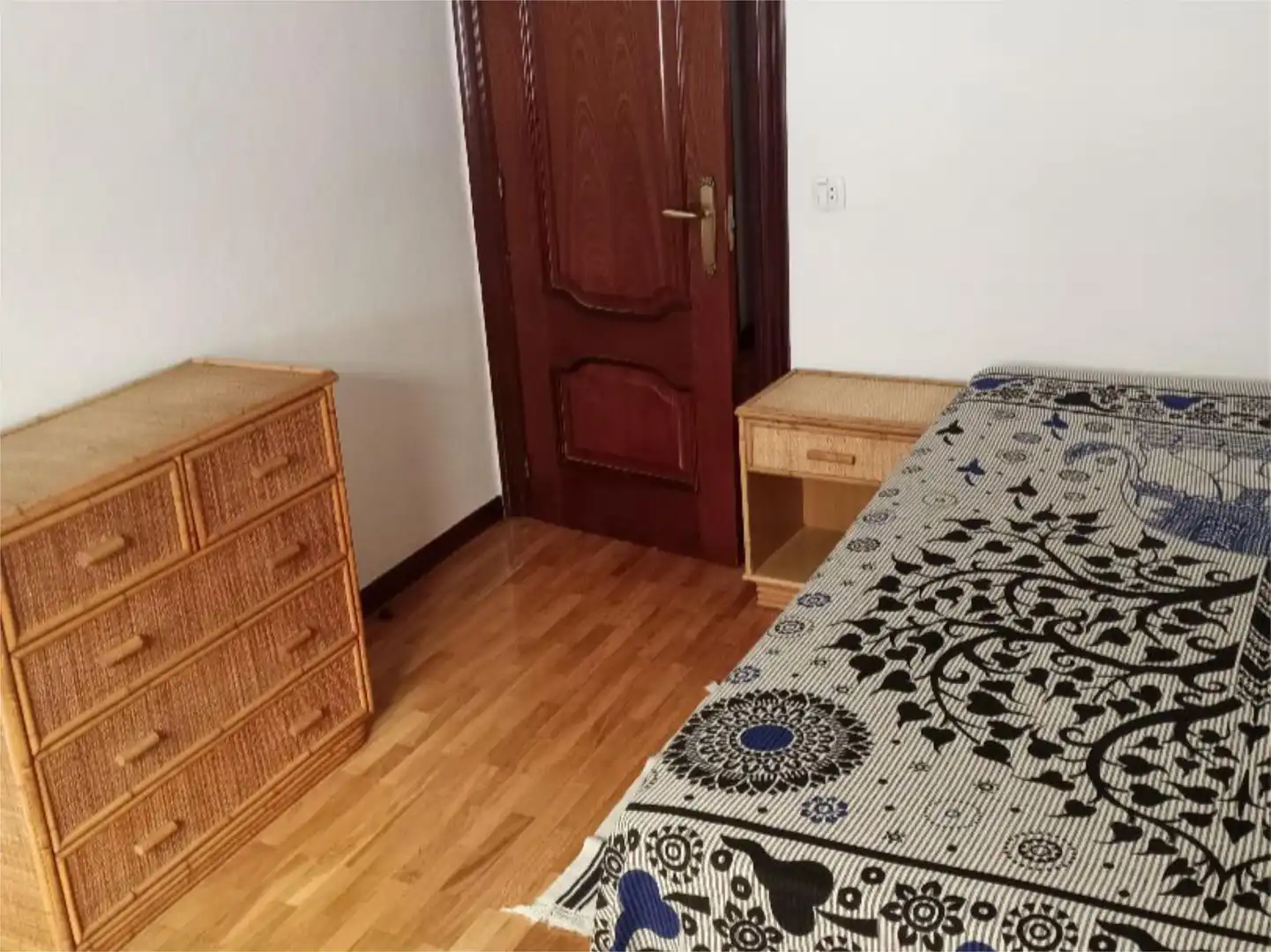 Piso en venta en Avenida Cristo de las Cadenas, 49, Montecerrao Habitación de Piso en venta en Oviedo con Parquet, Terraza y Trastero