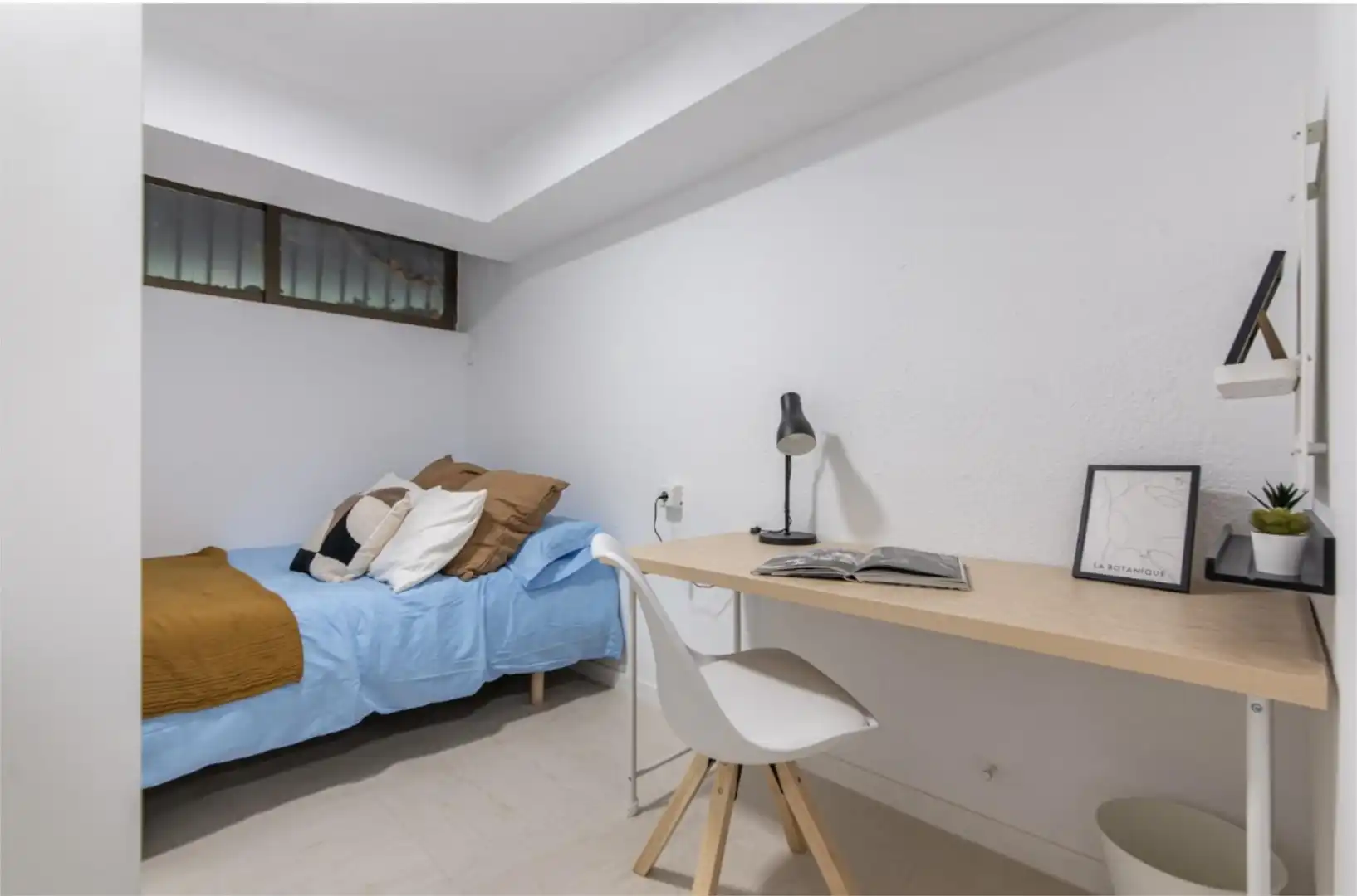 Room in Calle de Mateo Inurria, 30, Nueva España Bedroom of Flat for share in Madrid with Heating, Furnished and Washing machine