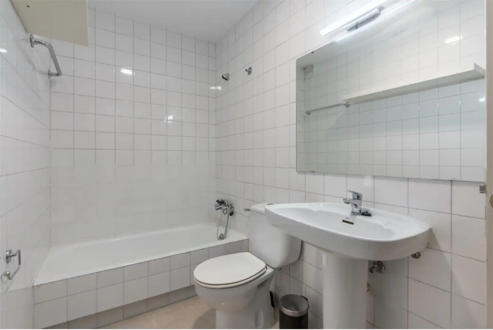 Room in Calle de Mateo Inurria, 30, Nueva España Bathroom of Flat for share in Madrid with Heating, Furnished and Washing machine