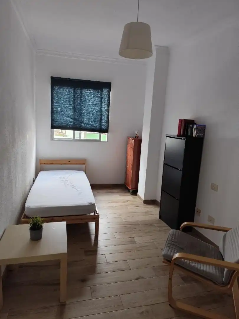 Habitació a Calle Siloé, 40, Tamaraceite Dormitori de Pis per a compartir en Las Palmas de Gran Canaria amb Moblat, Forn i Rentadora