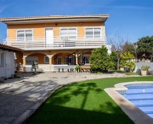 Exterior view of House or chalet for sale in Vilanova i la Geltrú  with Air Conditioner, Heating and Private garden