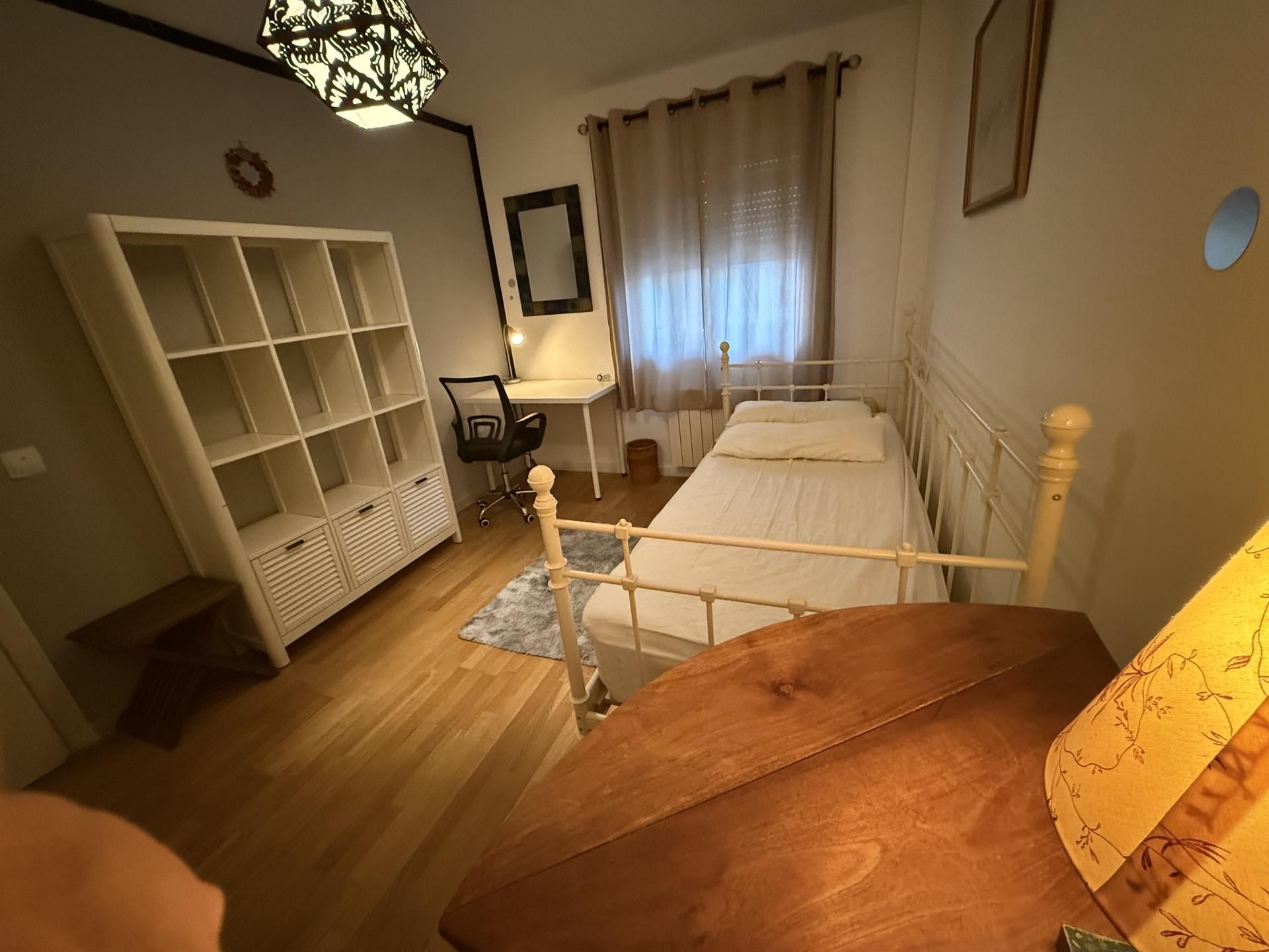 Bedroom of Flat to share in Algete  with Heating, Parquet flooring and Furnished