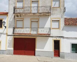 Vista exterior de Casa adosada en venda en Hinojosa del Duque amb Terrassa i Balcó