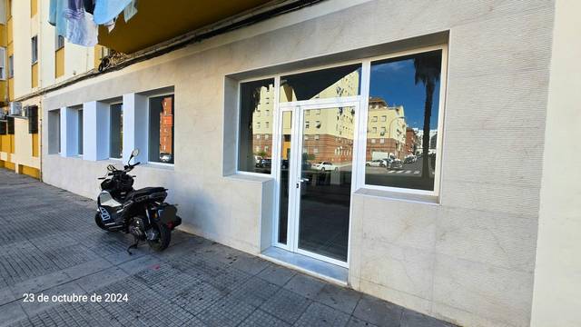 Local comercial en Venta en Avenida del Nuevo Colombino, 14 en Nuevo Parque - Los Rosales - Tráfico Pesado