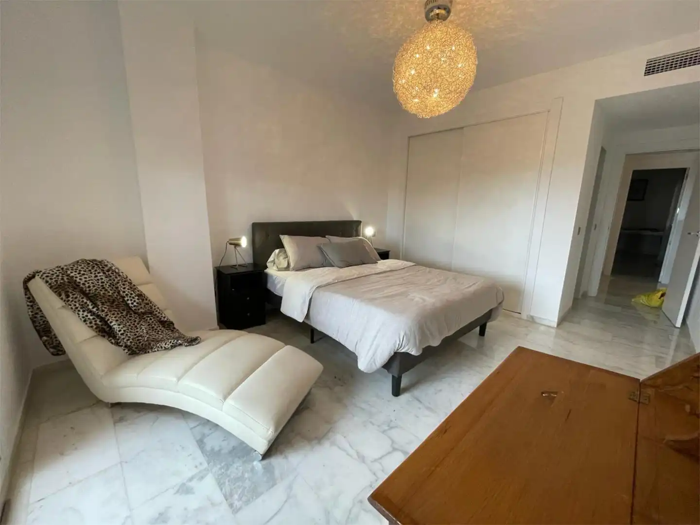 Habitación de Apartamento en venta en Marbella con Aire acondicionado, Terraza y Piscina