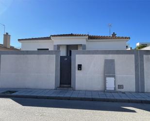 Vista exterior de Casa o xalet en venda en Algeciras amb Aire condicionat, Calefacció i Jardí privat