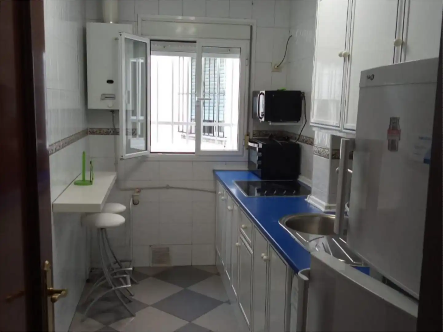 Zimmer in Calle Resolana, 6, Doctor Barraquer - G. Renfe - Policlínico Küche von Wohnung zur untervermieten in Sevilla mit Klimaanlage, Heizung und Terrasse