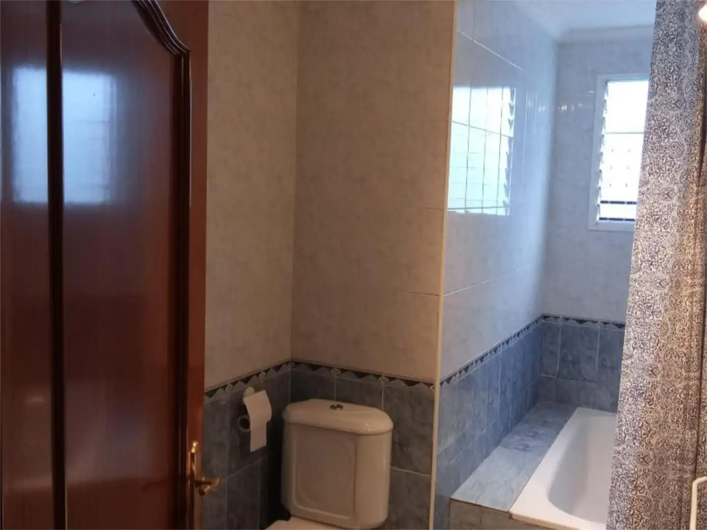 Zimmer in Calle Resolana, 6, Doctor Barraquer - G. Renfe - Policlínico Badezimmer von Wohnung zur untervermieten in Sevilla mit Klimaanlage, Heizung und Terrasse