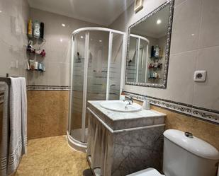 Bathroom of Flat for sale in  Sevilla Capital  with Air Conditioner and Terrace