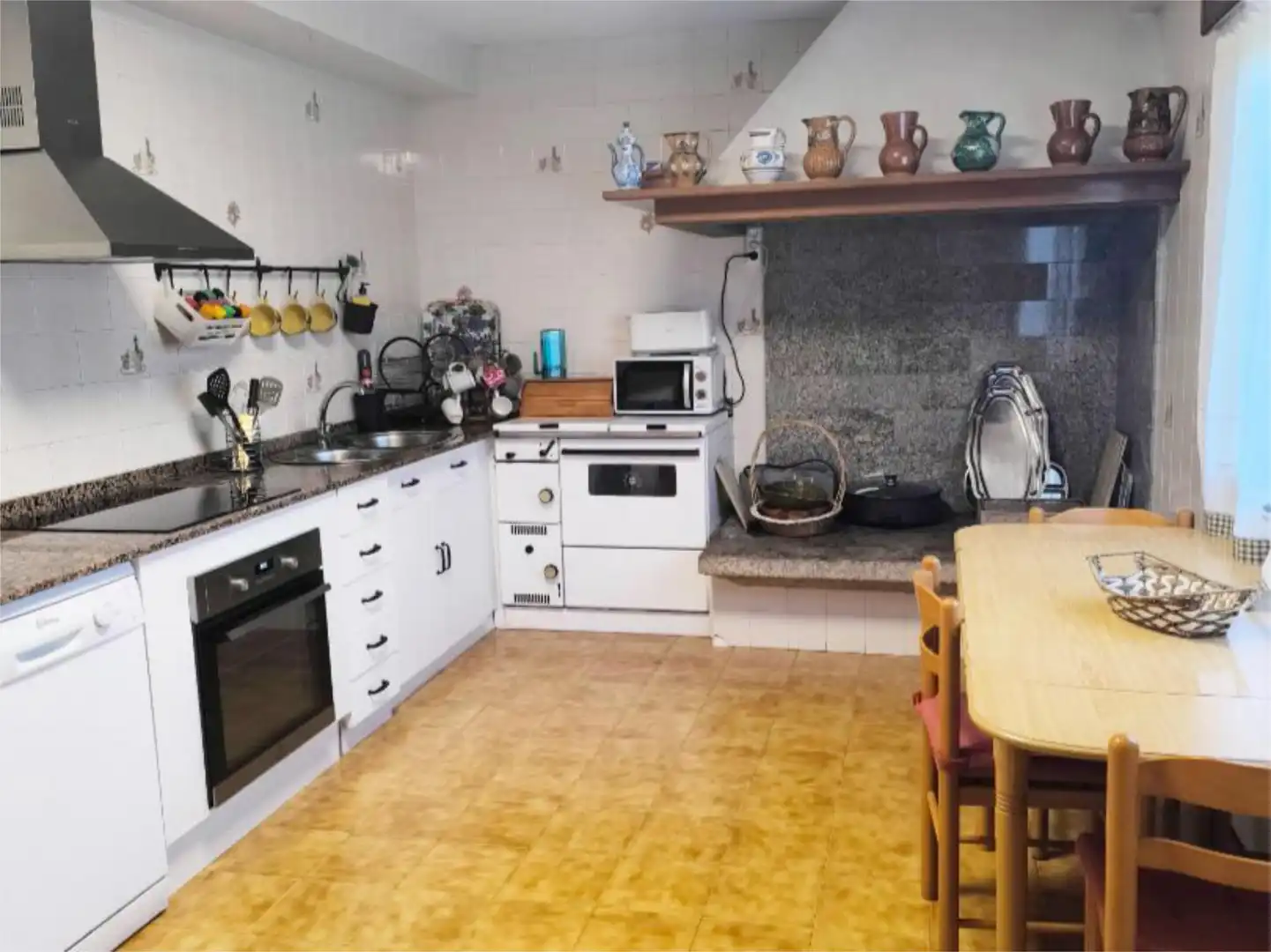 Casa o xalet en venda a Lugar Costa, 26, Sada (A Coruña) Cuina de Casa o xalet en venda en Sada (A Coruña) amb Terrassa i Balcó
