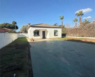 Vista exterior de Casa adosada en venda en Chiclana de la Frontera amb Jardí privat i Terrassa