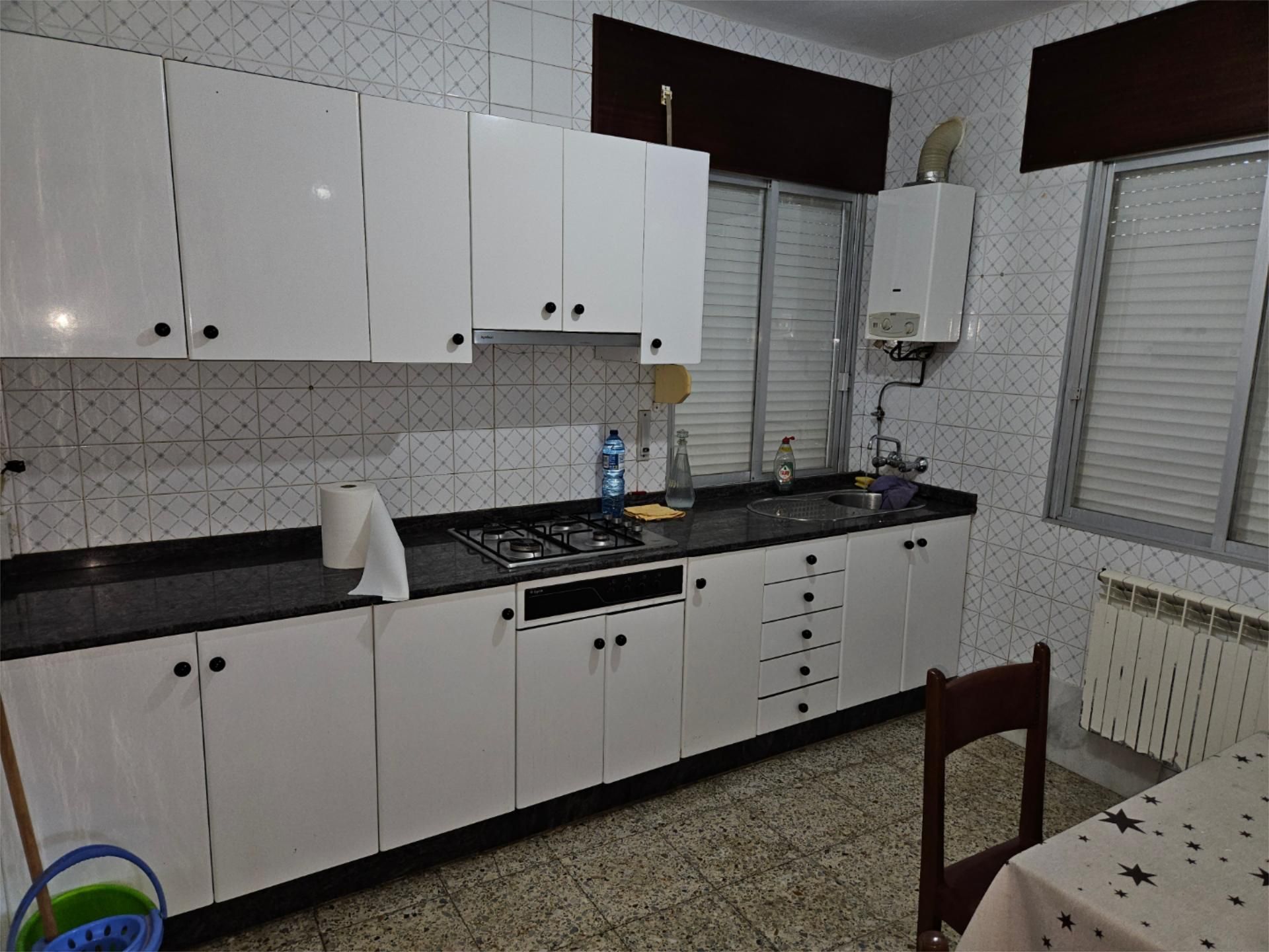 Cuina de Casa adosada en venda en Quiroga amb Calefacció i Traster