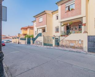 Vista exterior de Casa adosada en venda en Alfacar amb Terrassa i Balcó