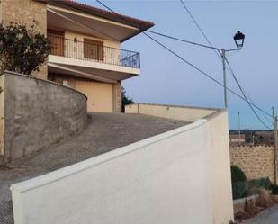 Vista exterior de Casa adosada en venda en Luna amb Calefacció, Jardí privat i Terrassa