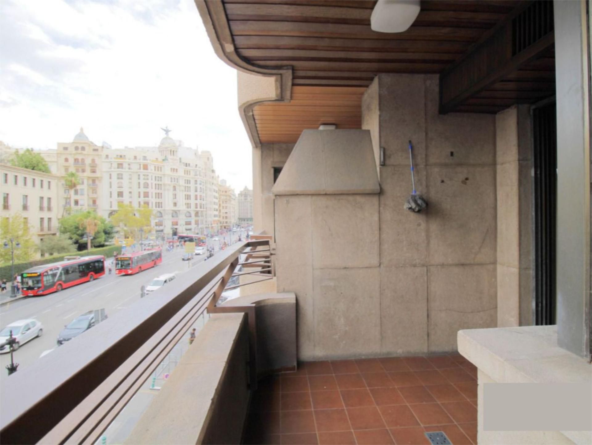 Exterior view of Apartment for sale in  Valencia Capital  with Air Conditioner, Heating and Community parking