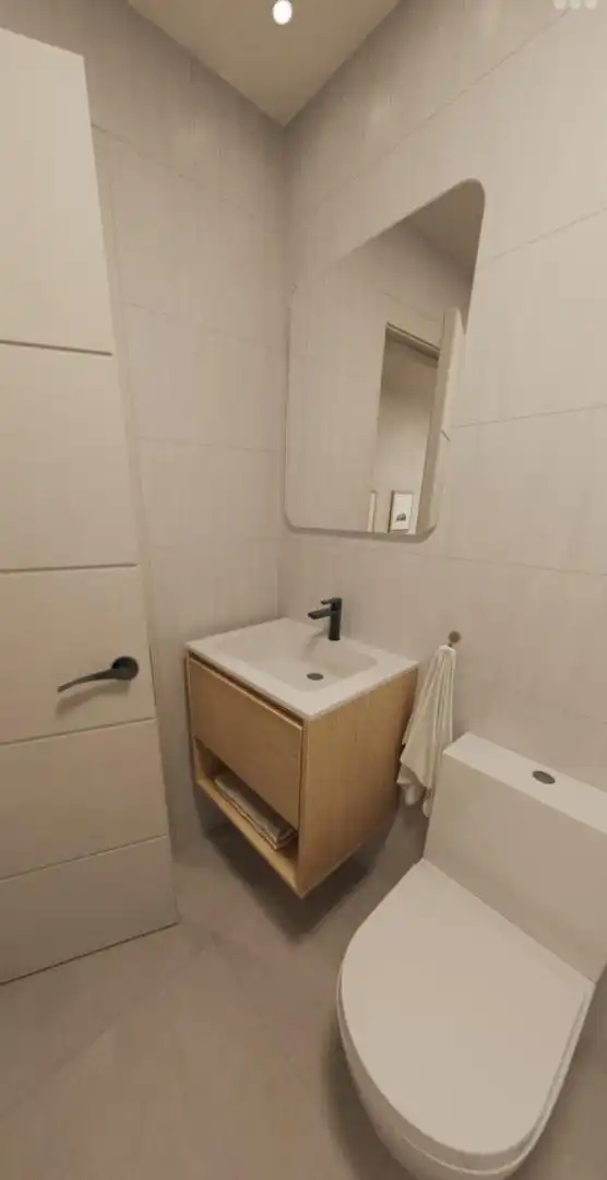 Loft zur Miete in Calle de Fuerteventura, 8, Polígono Industrial Norte Badezimmer von Loft zur Miete in San Sebastián de los Reyes mit Klimaanlage, Privatgarten und Parkett