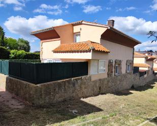 Vista exterior de Casa o xalet en venda en Ávila Capital amb Aire condicionat, Calefacció i Jardí privat