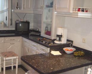 Kitchen of Flat to share in León Capital   with Heating, Parquet flooring and Furnished