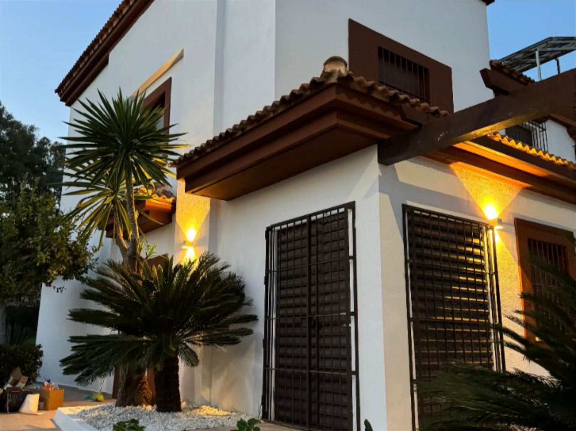 Vista exterior de Casa o xalet en venda en Guillena amb Aire condicionat i Piscina