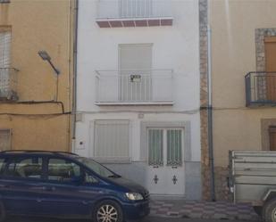 Vista exterior de Casa adosada en venda en Cabra del Santo Cristo amb Terrassa i Balcó