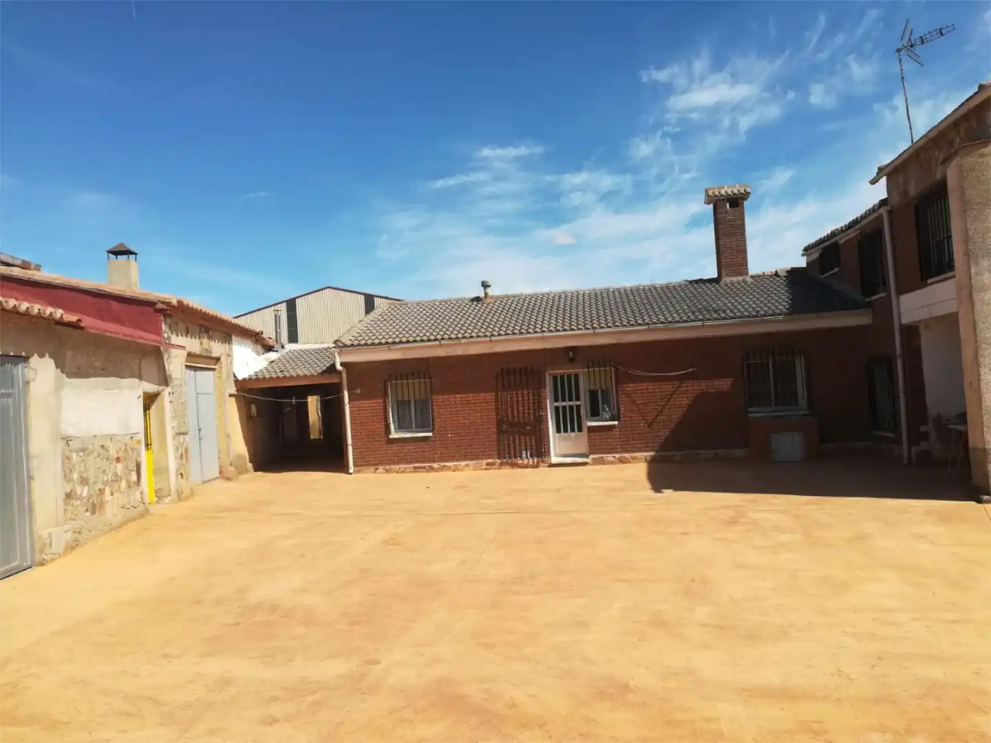 Casa o chalet en venta en Calle San José, 15, Villarrín de Campos Vista exterior de Casa o chalet en venta en Villarrín de Campos con Calefacción, Jardín privado y Parquet
