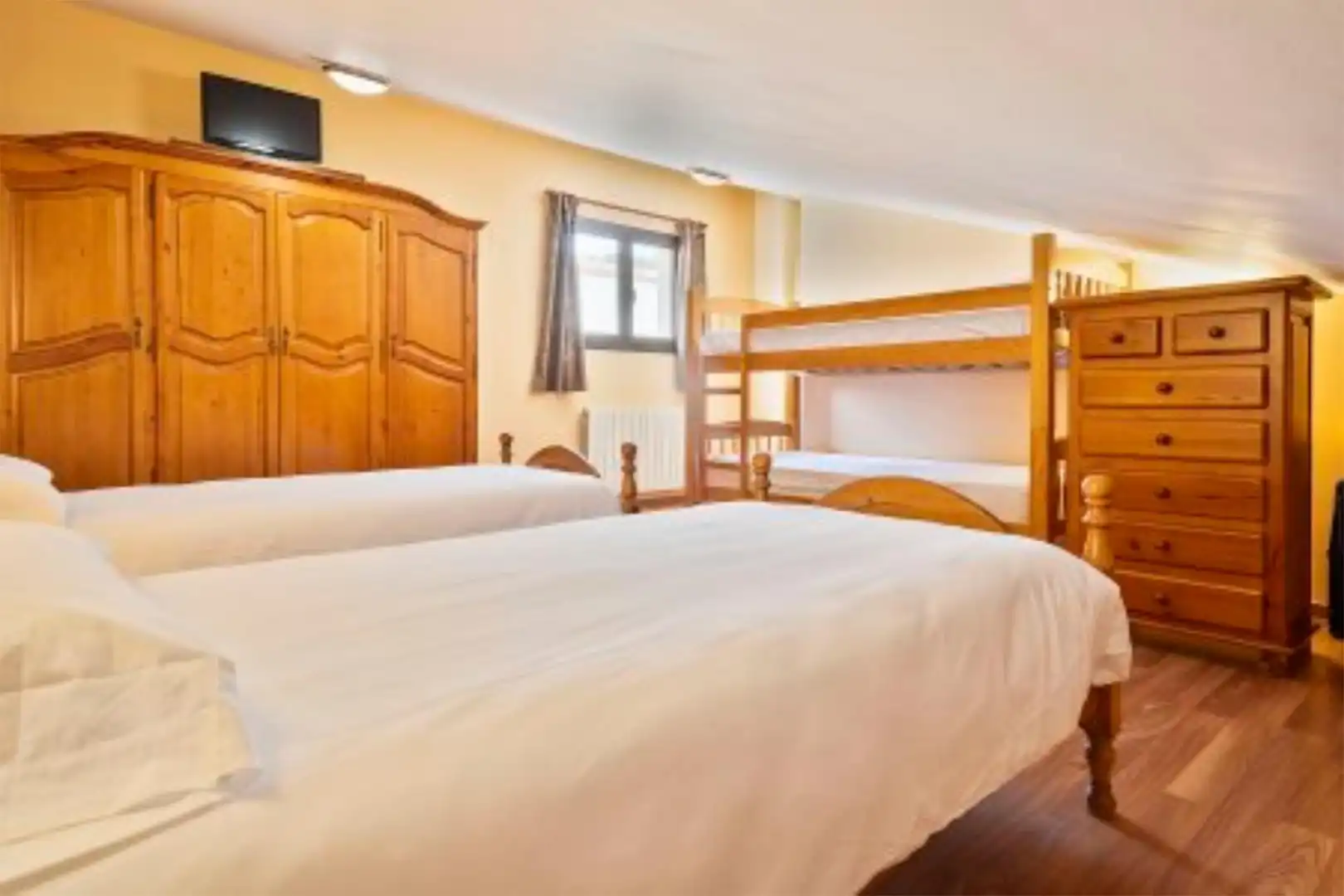 Schlafzimmer von Einfamilien-Reihenhaus zum Verkauf in Vallcebre mit Heizung, Privatgarten und Parkett