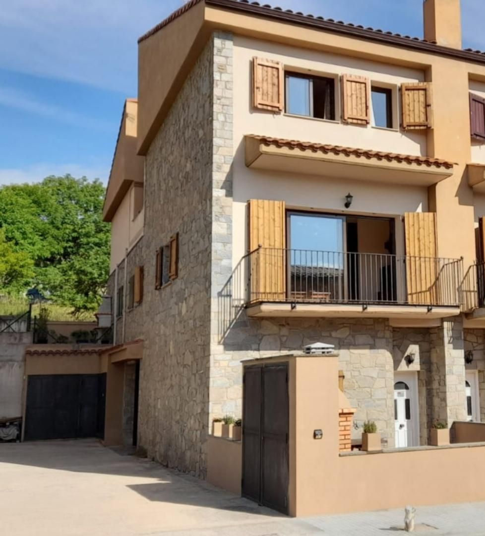 Vista exterior de Casa adosada en venda en Vallcebre amb Parquet, Traster i Moblat