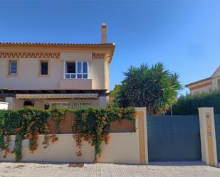 Vista exterior de Casa o xalet en venda en Alhaurín de la Torre amb Aire condicionat, Terrassa i Piscina