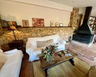 Sala d'estar de Finca rústica en venda en Mont-ras amb Calefacció, Jardí privat i Parquet