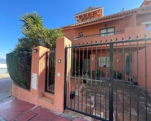 Vista exterior de Casa adosada en venda en Manilva amb Aire condicionat, Jardí privat i Terrassa