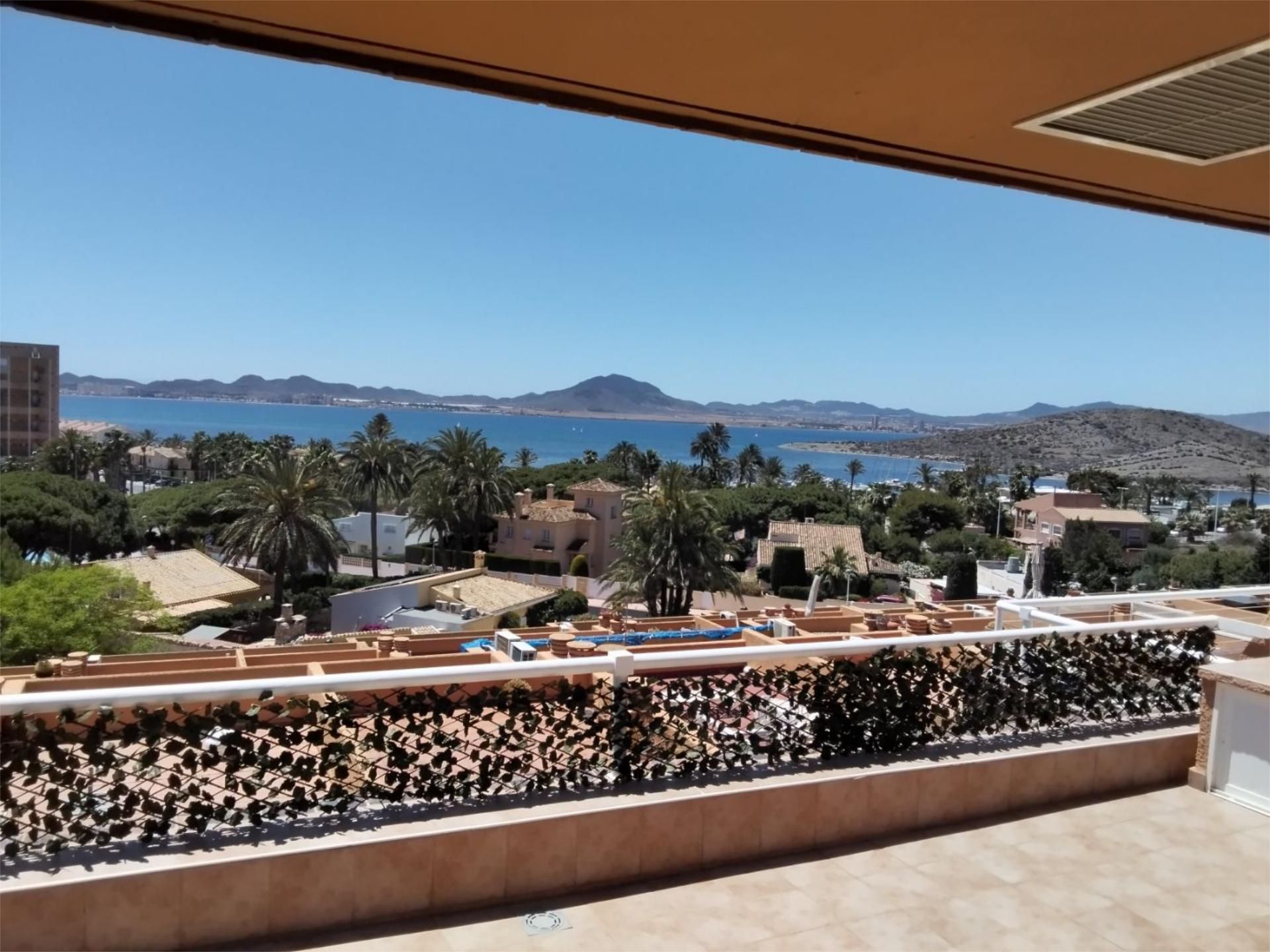 Vista exterior de Àtic en venda en La Manga del Mar Menor amb Aire condicionat, Calefacció i Jardí privat