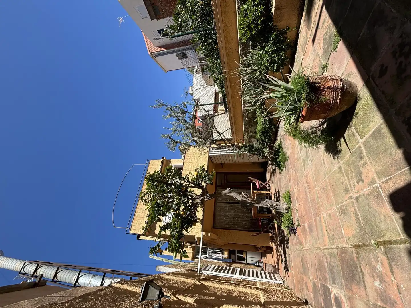 Garten von Einfamilien-Reihenhaus zur untervermieten in Barcelona mit Klimaanlage, Heizung und Privatgarten