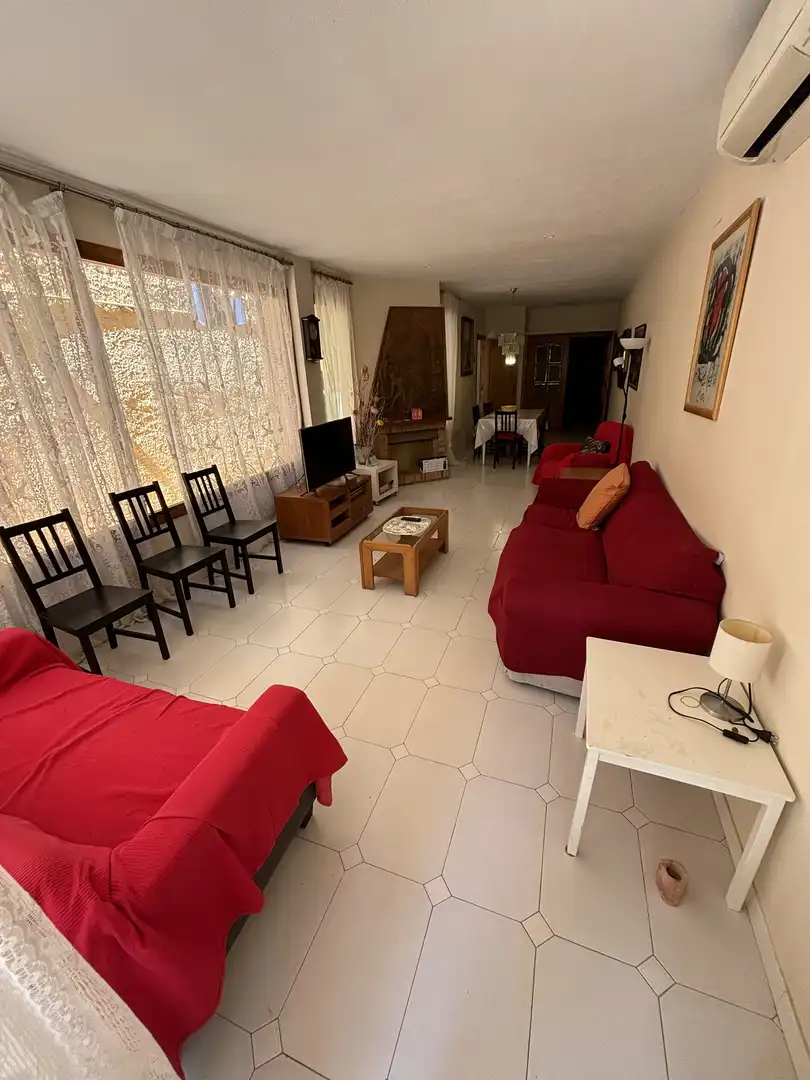 Habitació a Carrer de Borriana, 74, Sant Andreu de Palomar Sala d'estar de Casa adosada per a compartir en Barcelona amb Aire condicionat, Calefacció i Jardí privat