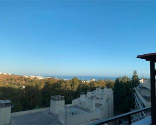 Vista exterior de Àtic de lloguer en Mijas amb Jardí privat, Terrassa i Piscina