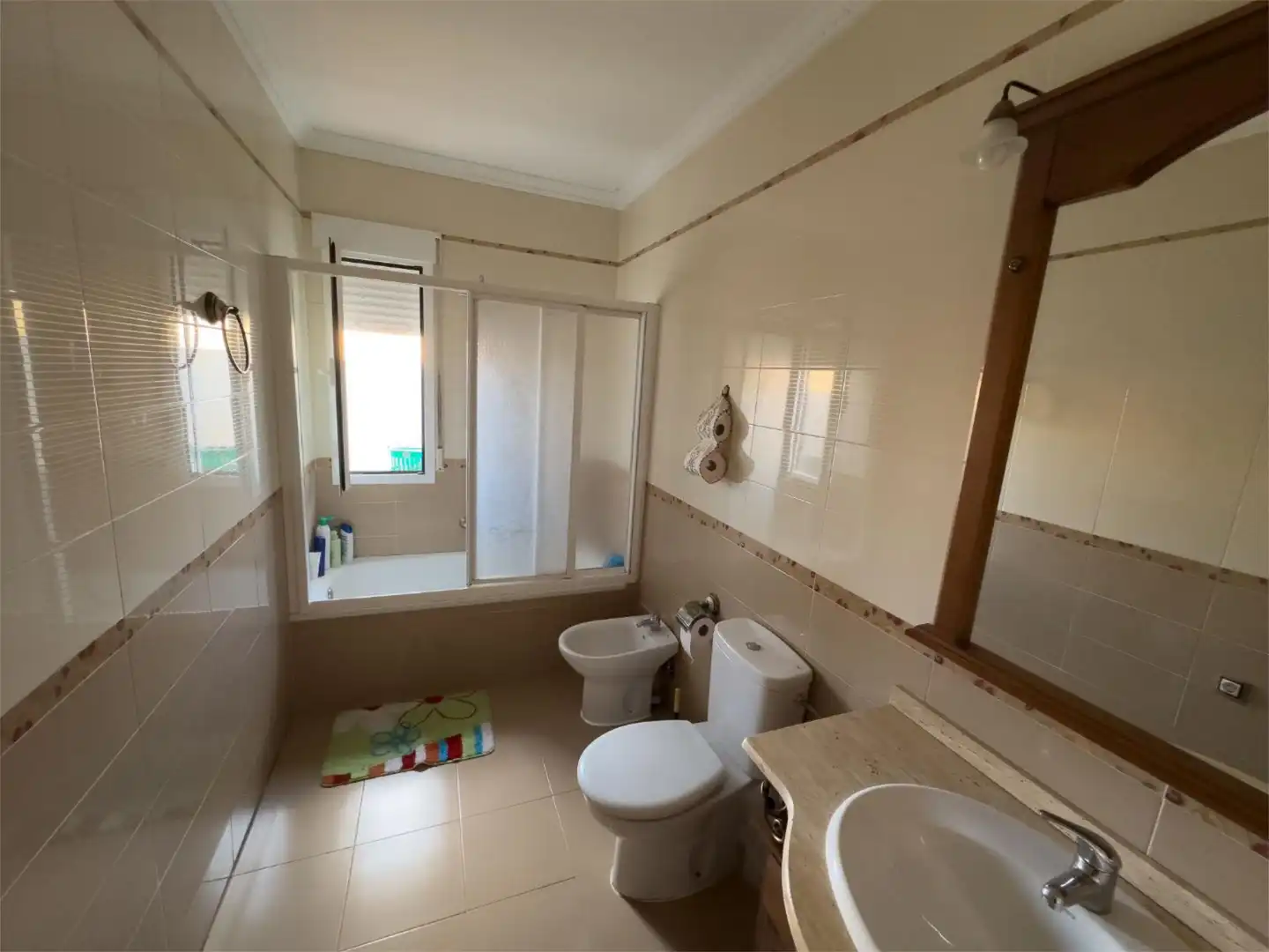 Casa adosada en venta en Calle Ramón y Cajal, 12, Freila Baño de Casa adosada en venta en Freila con Terraza, Trastero y Amueblado