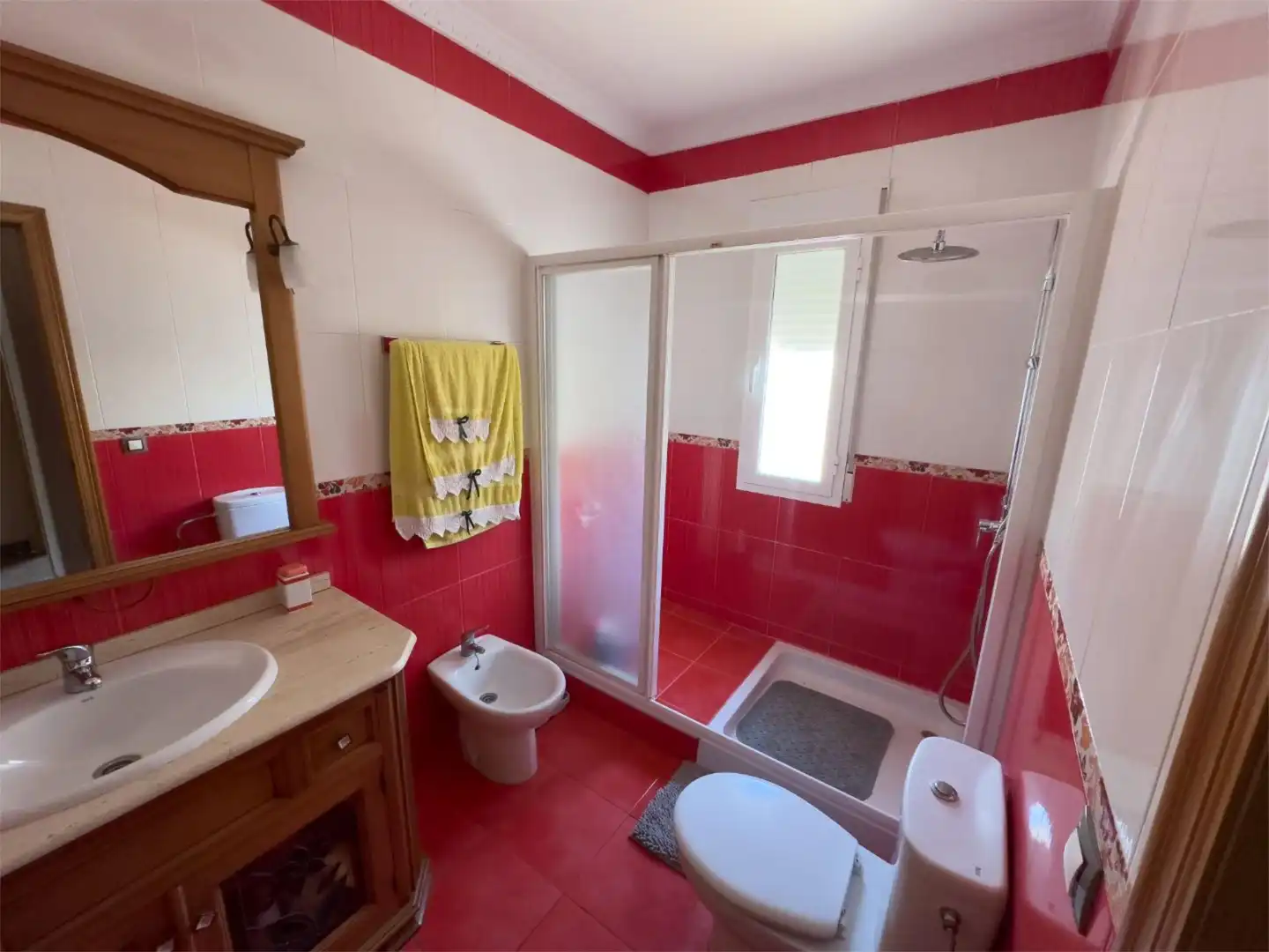 Casa adosada en venta en Calle Ramón y Cajal, 12, Freila Baño de Casa adosada en venta en Freila con Terraza, Trastero y Amueblado