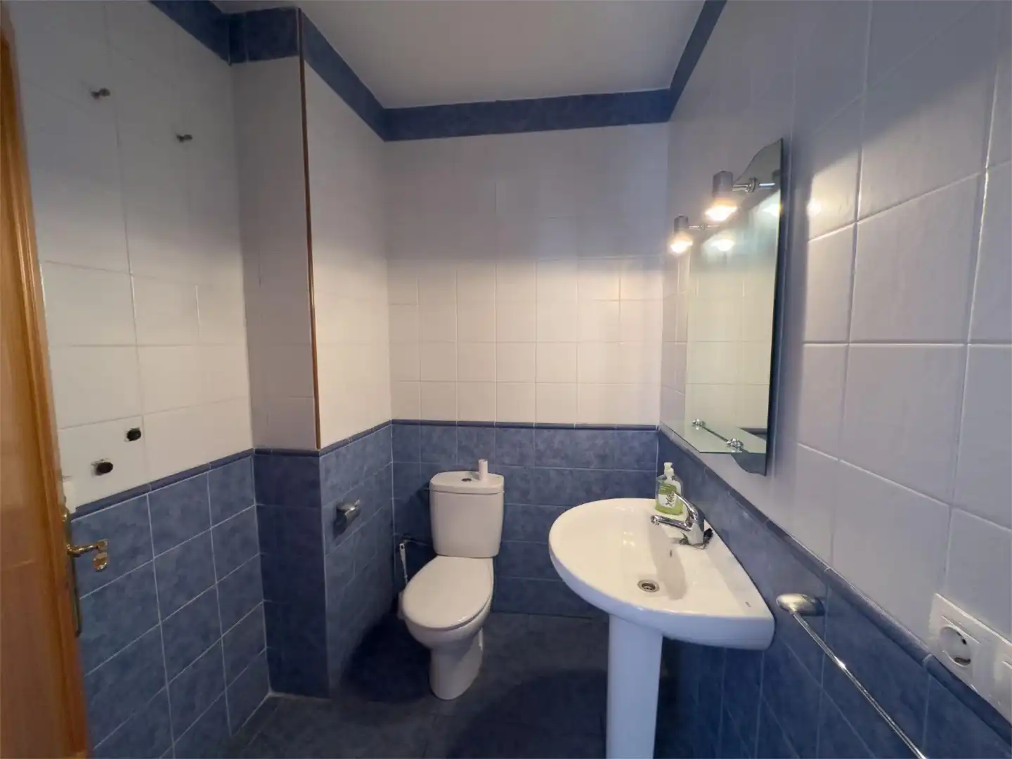 Casa adosada en venta en Calle Ramón y Cajal, 12, Freila Baño de Casa adosada en venta en Freila con Terraza, Trastero y Amueblado