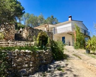 Vista exterior de Finca rústica en venda en Vilanova i la Geltrú amb Jardí privat, Terrassa i Traster