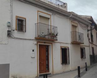 Vista exterior de Casa adosada en venda en Baza amb Terrassa, Moblat i Balcó