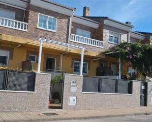 Vista exterior de Casa o xalet en venda en Cáceres Capital amb Terrassa i Piscina