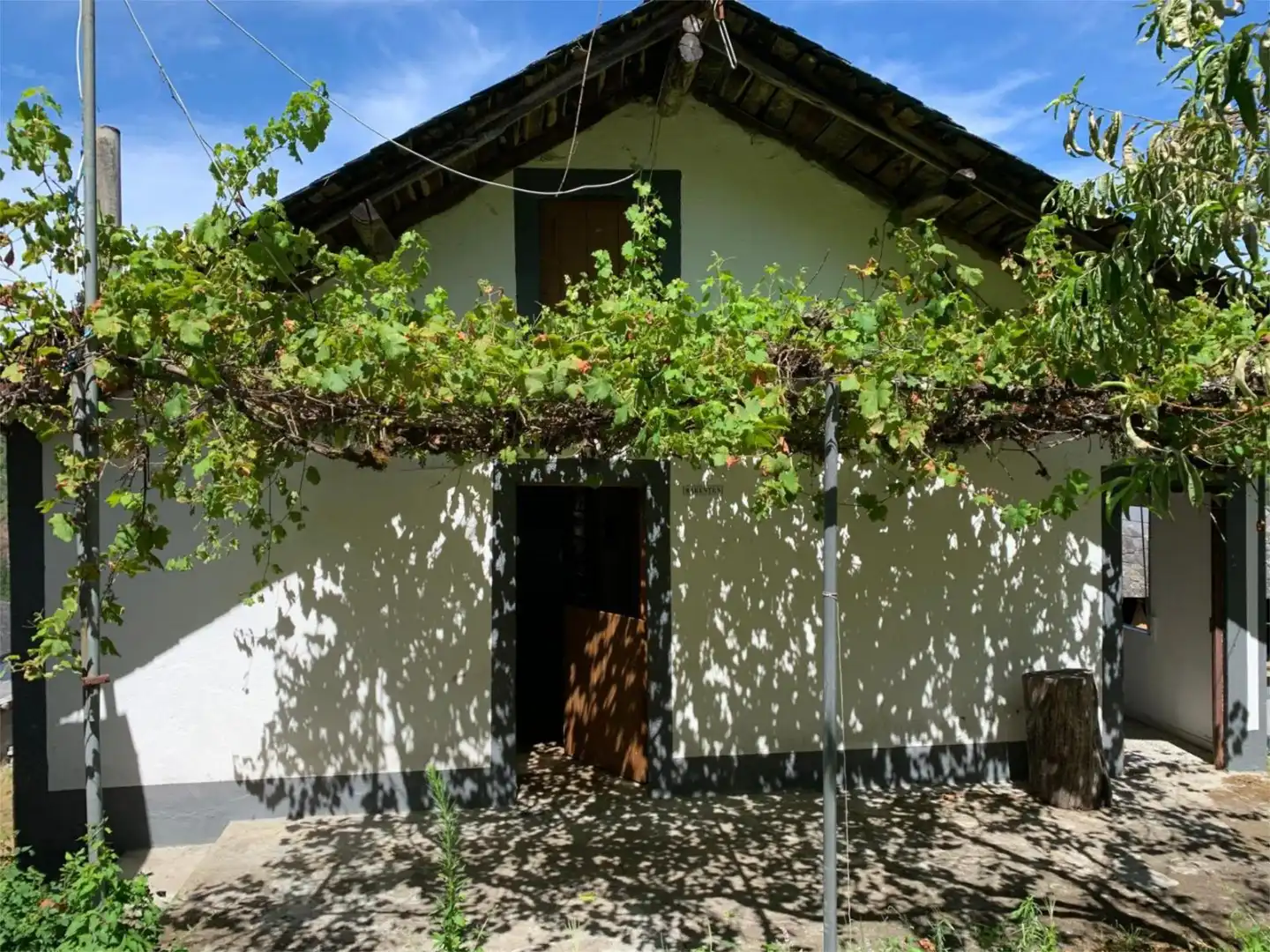 Vista exterior de Finca rústica en venda en Navia de Suarna amb Calefacció, Jardí privat i Terrassa