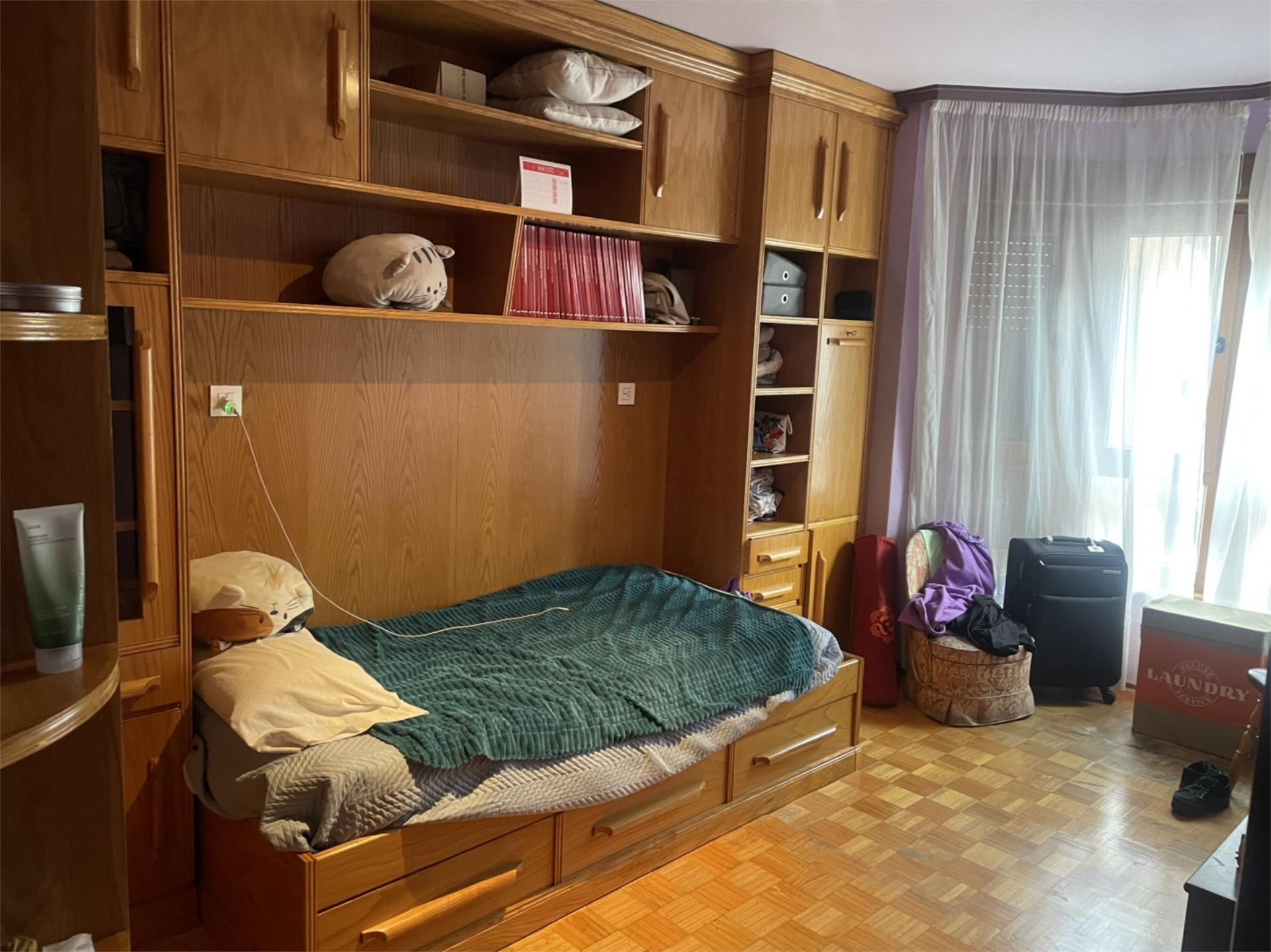 Dormitori de Pis per a compartir en Oviedo  amb Calefacció, Parquet i Moblat