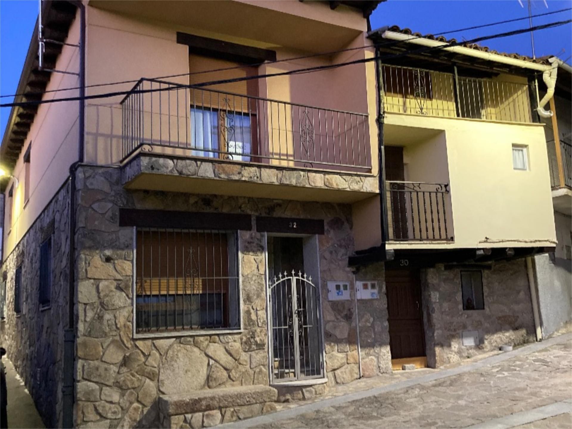 Vista exterior de Casa adosada en venda en Lagunilla amb Calefacció, Traster i Balcó